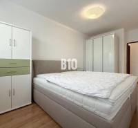 EXKLUZÍVNE Na predaj 3 izbový MEZONET v obľúbenej lokalite sídliska Ju - Svetlá izba v Rekreačnom apartmáne s posteľou, šatníkovými skriňami a podlahou s dreveným dekorom.
