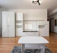 EXKLUZÍVNE Na predaj 3 izbový MEZONET v obľúbenej lokalite sídliska Ju - Interiér Rekreačného apartmánu s bielym nábytkom a podlahou s dreveným dekorom.