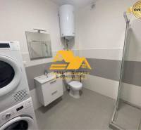 Prenajmem zariadený 3 izbový byt v Nových Zámkoch - Kúpeľňa so sprchovým kútom, práčkou a umývadlom v 3-izbovom byte.