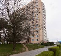 NA PREDAJ,3 IZBOVÝ NOVOZREKONŠTRUOVANÝ BYT V STAROM MESTE,KE-ŠTÍTOVÁ  - Bytový dom obklopený stromami a živým plotom na Štítovej v Košiciach, mestská časť Staré Mesto.