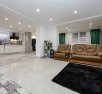 2-Generačný 9izb. RD s bazénom a veľkým pozemkom, Dvorníky - Obývacia izba v rodinnom dome so sedacou súpravou a kuchynským priestorom.