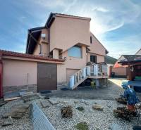 2-Generačný 9izb. RD s bazénom a veľkým pozemkom, Dvorníky - Rodinný dom v Dvorníkoch s terasou, záhradou a garážou na dvore.