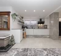 2-Generačný 9izb. RD s bazénom a veľkým pozemkom, Dvorníky - Kuchyňa v rodinnom dome s dekoráciami, kuchynskou linkou a sedením.