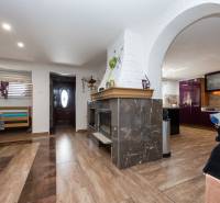 2-Generačný 9izb. RD s bazénom a veľkým pozemkom, Dvorníky - Interiér rodinného domu s krbom, drevený dekor podlahy, kuchyňa, vstupné dvere.