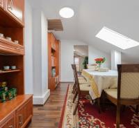 2-Generačný 9izb. RD s bazénom a veľkým pozemkom, Dvorníky - Jedáleň v rodinnom dome s dreveným nábytkom a podlahou s dreveným dekorom.