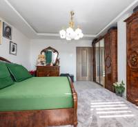 2-Generačný 9izb. RD s bazénom a veľkým pozemkom, Dvorníky - Spálňa s dreveným nábytkom a zeleným posteľným obliečkami v rodinnom dome.