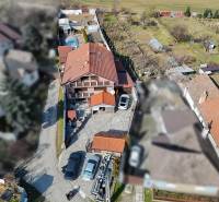 2-Generačný 9izb. RD s bazénom a veľkým pozemkom, Dvorníky - Rodinný dom v Dvorníkoch s veľkým dvorom a bazénom na pozemku.