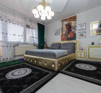 2-Generačný 9izb. RD s bazénom a veľkým pozemkom, Dvorníky - Spálňa v rodinnom dome s čalúnenou posteľou a ozdobnými závesmi.