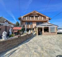 2-Generačný 9izb. RD s bazénom a veľkým pozemkom, Dvorníky - Rodinný dom v Dvorníkoch s veľkým nádvorím, sochami a garážou pre automobil.