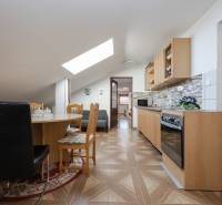 2-Generačný 9izb. RD s bazénom a veľkým pozemkom, Dvorníky - Kuchyňa v rodinnom dome s jedálenským stolom, podlaha s dreveným dekorom.