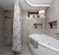 2-Generačný 9izb. RD s bazénom a veľkým pozemkom, Dvorníky - Kúpeľňa so sprchou a vaňou v rodinnom dome, steny s keramickým obkladom.