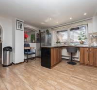 2-Generačný 9izb. RD s bazénom a veľkým pozemkom, Dvorníky - Kuchyňa v rodinnom dome s príjemnou atmosférou, podlaha s dreveným dekorom, barové sedenie.