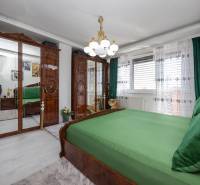 2-Generačný 9izb. RD s bazénom a veľkým pozemkom, Dvorníky - Spálňa v rodinnom dome s drevenými zrkadlovými skriňami a zeleným posteľným prádlo.