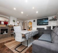 2-Generačný 9izb. RD s bazénom a veľkým pozemkom, Dvorníky - Obývacia izba v rodinnom dome s pohodlnou sedačkou a podlahou s dreveným dekorom.