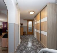 2-Generačný 9izb. RD s bazénom a veľkým pozemkom, Dvorníky - Chodba s dlažbou, vstavanou skriňou a oblúkovým priechodom v rodinnom dome.