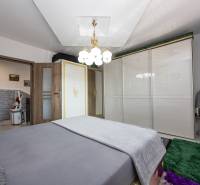 2-Generačný 9izb. RD s bazénom a veľkým pozemkom, Dvorníky - Spálňa s posteľou, bielou skriňou, kobercami a svetlom v rodinnom dome.