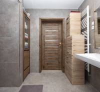 2-Generačný 9izb. RD s bazénom a veľkým pozemkom, Dvorníky - Kúpeľňa v rodinnom dome s dreveným dekorom a keramickými obkladmi.