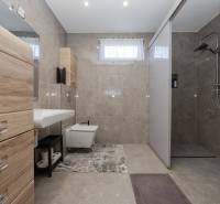 2-Generačný 9izb. RD s bazénom a veľkým pozemkom, Dvorníky - Kúpeľňa rodinného domu s obkladom a sprchovým kútom, skrine s dreveným dekorom.