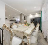 2-Generačný 9izb. RD s bazénom a veľkým pozemkom, Dvorníky - Jedálenský stôl a stoličky v Rodinnom dome s bohato zdobeným dizajnom.