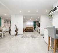 2-Generačný 9izb. RD s bazénom a veľkým pozemkom, Dvorníky - Interiér rodinného domu s jedálňou, obývacou zónou a podlahou s dreveným dekorom.