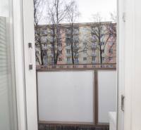 2-izb.tehlový byt s balkónom a výťahom, Sever- Hlinkova - Výhľad z balkóna na sídliskovú zástavbu na Hlinkovej ulici v Košiciach.