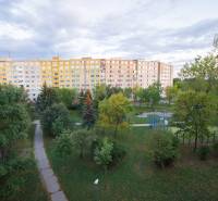 4-izb.byt, Železníky-Krakovská - Veľký bytový dom obklopený stromami a udržiavanými chodníkmi na Krakovskej v Košiciach.