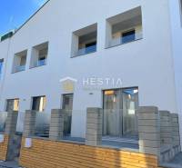 Na predaj 2-izb.byt, terasa, priamo pod Rotundou, Skalica - Novostavba s viacerými balkónmi a 2-izbovým bytom, betónovým plotom a terasou.