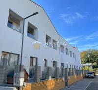 Na predaj 2-izb.byt, terasa, priamo pod Rotundou, Skalica - Exteriér bytového domu s parkovaním, okolitá príroda, ideálne na kúpu 2-izbového bytu.