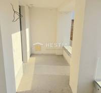 Na predaj 2-izb.byt, terasa, priamo pod Rotundou, Skalica - Otvorený balkón a priestranný 2-izbový byt so slnečným výhľadom, HESTIA Reality.