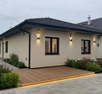 Nová výstavba posledná  4iz. Novostavba Veselé pri Piešťanoch - Rodinný dom vo Veselom na ulici Veselé s podlahou s dreveným dekorom a kvetinovými záhonmi.