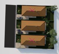 Nová výstavba posledná  4iz. Novostavba Veselé pri Piešťanoch - Letecký pohľad na tri rodinné domy v Veselom na ulici Veselé s okolitou záhradou.