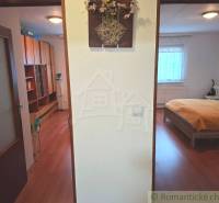 Veľkorysý 10-árový pozemok, slnečná nehnuteľnosť, priestranné bývanie  - Interiér rodinného domu s podlahou s dreveným dekorom, spálňa a úložný priestor.