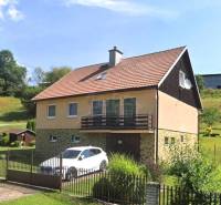 Veľkorysý 10-árový pozemok, slnečná nehnuteľnosť, priestranné bývanie  - Rodinný dom v Liptovských Revúcach s garážou a záhradou na svahovitom pozemku.