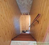 Veľkorysý 10-árový pozemok, slnečná nehnuteľnosť, priestranné bývanie  - Interiér rodinného domu s dreveným obložením stien a schodiskom s dreveným dekorom.