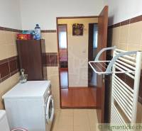 Veľkorysý 10-árový pozemok, slnečná nehnuteľnosť, priestranné bývanie  - V kúpeľni periete pohodlne usporiadaná vychytávka vyžaruje Rodinný dom prvky ale aj perličká.