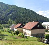 Veľkorysý 10-árový pozemok, slnečná nehnuteľnosť, priestranné bývanie  - Rodinné domy v Liptovských Revúcach s horskou scenériou a záhradkami.