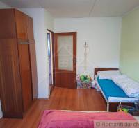 Veľkorysý 10-árový pozemok, slnečná nehnuteľnosť, priestranné bývanie  - Detská izba v rodinnom dome s podlahou s dreveným dekorom a hračkami.