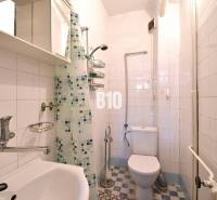 5 izbový  rodinný dom vo Varíne - Kúpeľňa v rodinnom dome s dlaždicami a sprchovacím kútom.