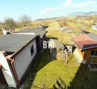 5 izbový  rodinný dom vo Varíne - Rodinný dom v Žiline s prístavbami, záhradou a výhľadom na okolitú krajinu.