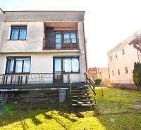 5 izbový  rodinný dom vo Varíne - Rodinný dom v Žiline s terasou, trávnikom a schodmi vedúcimi na záhradu.