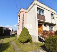 5 izbový  rodinný dom vo Varíne - Rodinný dom v Žiline s garážou, záhradou a príjazdovou cestou v pokojnej štvrti.