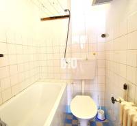 5 izbový  rodinný dom vo Varíne - Kúpeľňa v rodinnom dome s vaňou, toaletou a kachličkovými stenami.