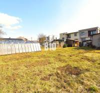 5 izbový  rodinný dom vo Varíne - Záhrada s pareniskom v blízkosti rodinného domu v Žiline, trávnatá plocha a stromy.