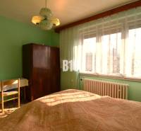 5 izbový  rodinný dom vo Varíne - Spálňa v rodinnom dome s oknom, záclonami, skriňou a stolom.