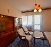 5 izbový  rodinný dom vo Varíne - Obývacia izba v rodinnom dome s retro nábytkom a závesmi na okne.