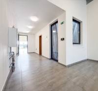 Na prenájom obchodný priestor + sklad, 120m2, FIRMBOX, Trenčín - Interiér obchodného priestoru s dláždenou podlahou a presklenými dverami.