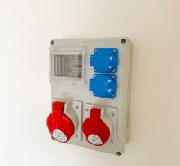 Na prenájom obchodný priestor + sklad, 120m2, FIRMBOX, Trenčín - Elektroinštalačný panel s priemyselnými zásuvkami v obchodných priestoroch.