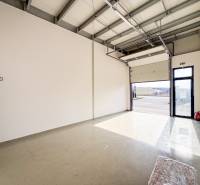Na prenájom obchodný priestor + sklad, 120m2, FIRMBOX, Trenčín - Obchodné priestory s veľkou garážovou bránou a sivou podlahou s osvetlením.