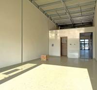 Na prenájom obchodný priestor + sklad, 120m2, FIRMBOX, Trenčín - Priestranné obchodné priestory s vysokým stropom a betónovou podlahou.