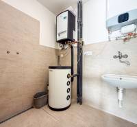 Na prenájom obchodný priestor + sklad, 120m2, FIRMBOX, Trenčín - Interiér obchodných priestorov s vykurovacím systémom, umývadlom a podlahou s dreveným dekorom.